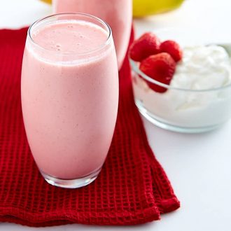 This strawberry banana yogurt smoothie recipe is perfect for breakfast. High in protein and low in fat, it's a power drink that tastes like a dessert. | ifoodblogger.com
