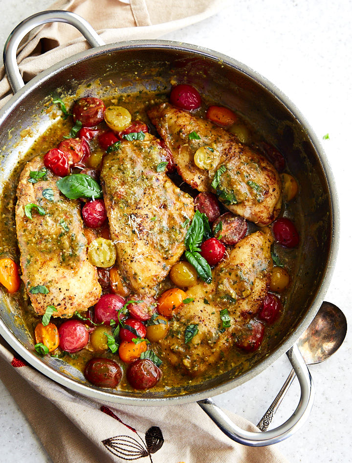 Pesto chicken in a frying pan.