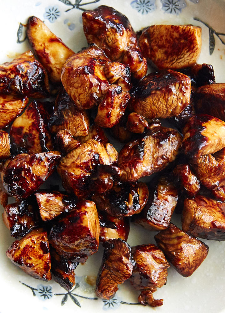 Hunan chicken, beautifully caramelized, on a plate.