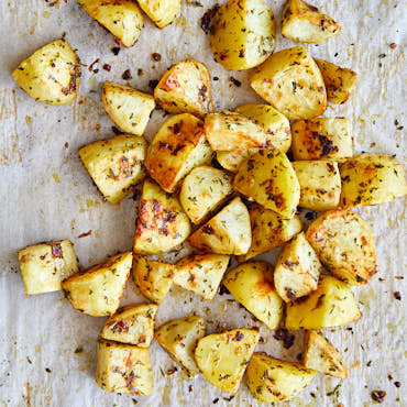 Garlic roasted potatoes is one of the easiest dishes to make, but to make them really good it helps to: pick the right potatoes, get the right spices, bake at the right temperature. The best spuds for garlic roasted potatoes According to experiments done by serious eats, Russet potatoes get the crispest crusts and roast up a pale golden brown, with interiors that are fluffy and mild. Yukon Gold potatoes roast a little darker due to their lower starch content and higher sugar content. This results in more flavor, but slightly less crisp crust with creamy and flavorful interiors. Red potatoes become quite dark due to relatively low starch content, but have difficulty getting crisp and maintaining that crispness when out of the oven. That said, pick the potatoes that give you the desired results. For me, Yukon Golds are choice number one when making garlic roasted potatoes. I love their flavor and the soft and creamy interior.