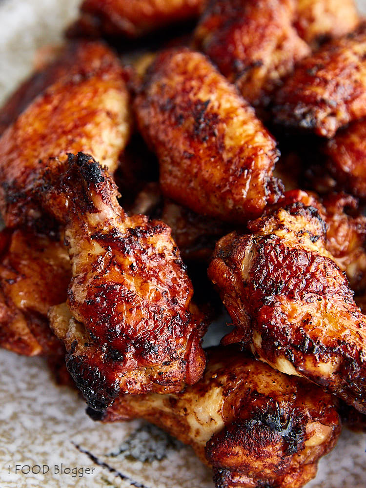 Chicken wings on a grey speckled plate.