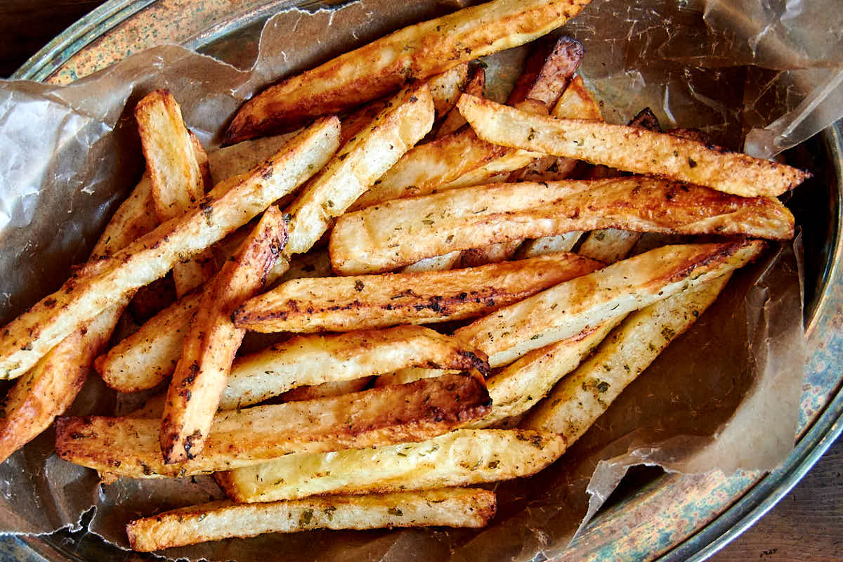 These air fryer French fries are extra crispy and crunchy on the outside and creamy on the inside. They are like deep-fried fries, only without a mess and added calories. They taste amazingly good! I guarantee you, these are some of the best French fries you can make at home. These French fries are a must try! | ifoodblogger.com