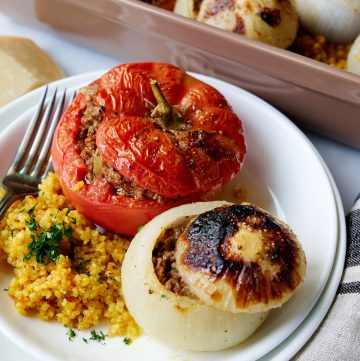 Tomatoes and onions, stuffed with beef and vegetables, and baked in one pan with ancient grains such as quinoa and bulgur, and seasoned with aromatic spices to give you a flavor explosion in your mouth.