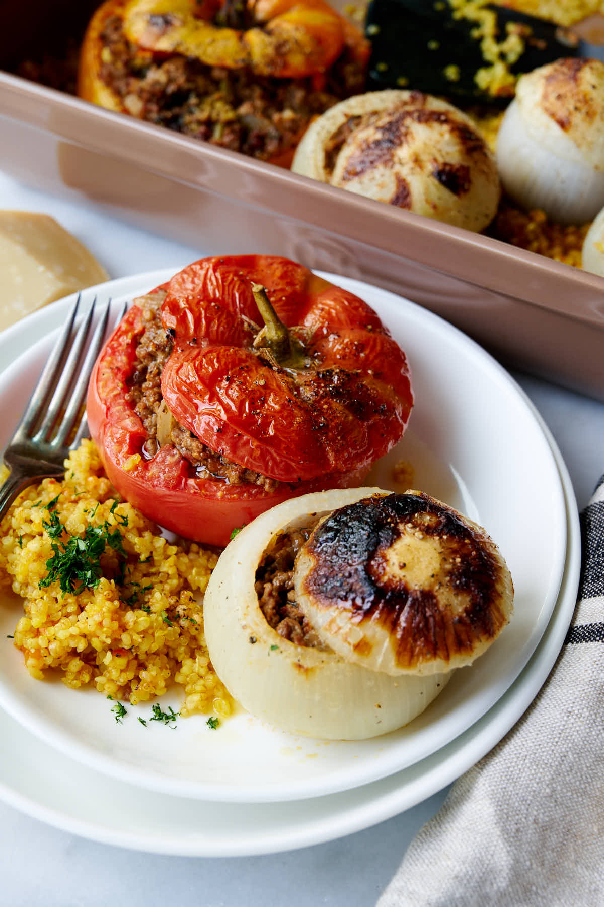 Tomatoes and onions, stuffed with beef and vegetables, and baked in one pan with ancient grains such as quinoa and bulgur, and seasoned with aromatic spices to give you a flavor explosion in your mouth.